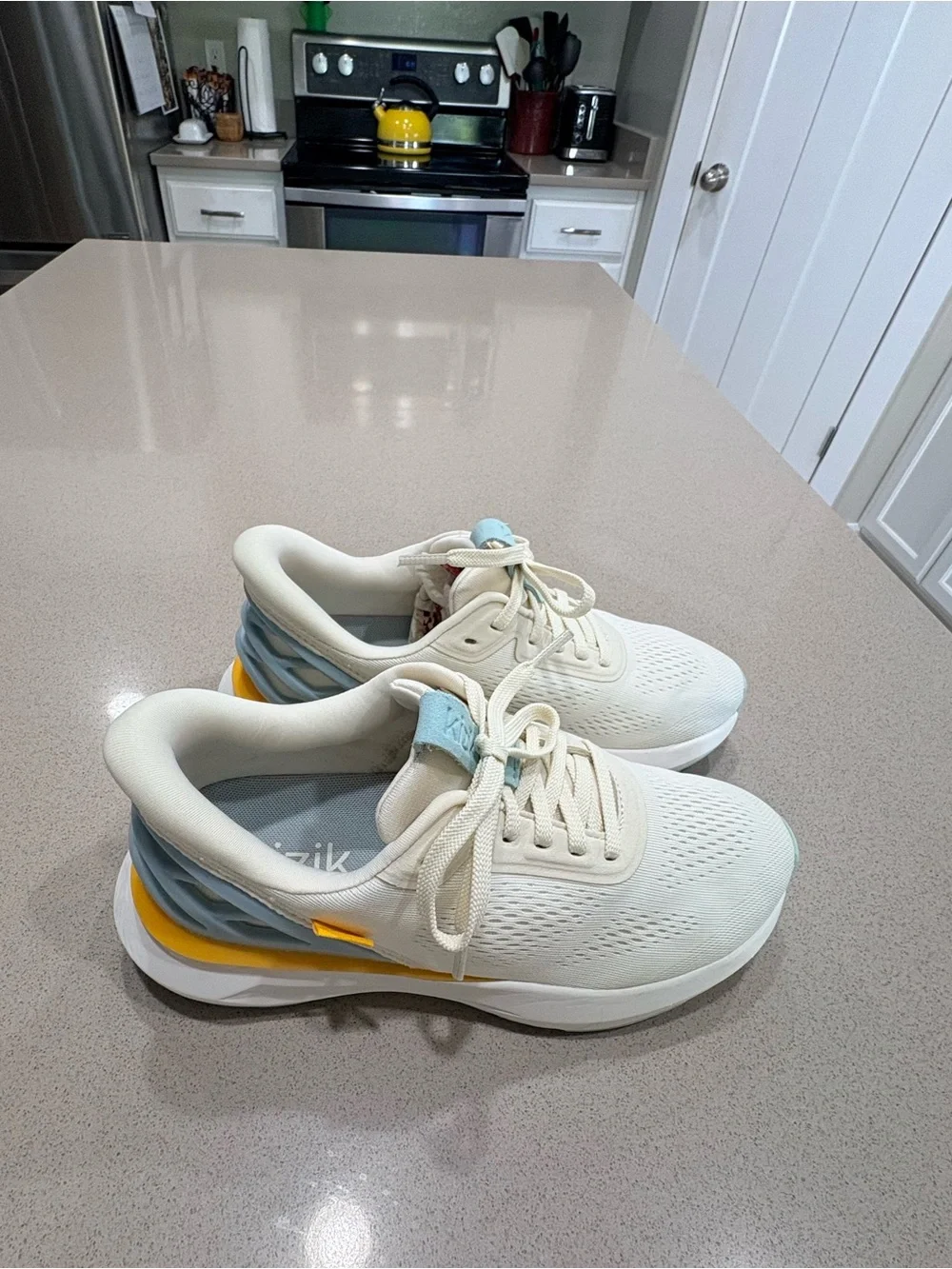KIZIK Women's Athens 2 in Color “Pristine”